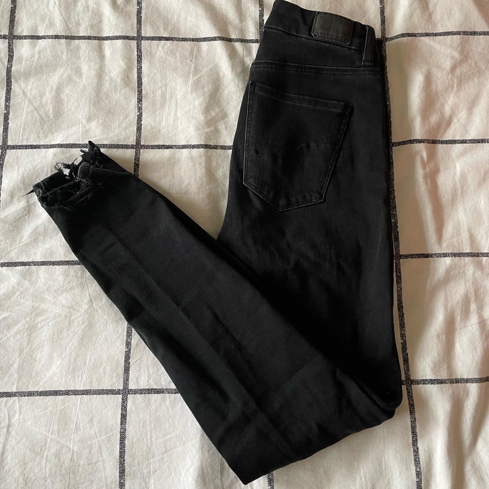 Black distressed skinny jean